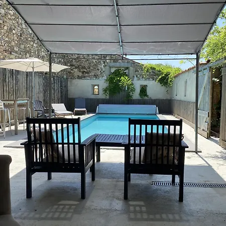 Au Bord De La Piscine Chauffee Et Privee Pour Vous Le Soir ! *