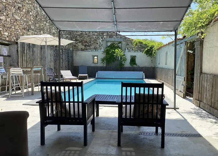 Au Bord De La Piscine Chauffee Et Privee Pour Vous Le Soir ! *